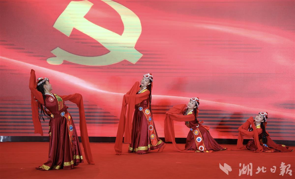 《王者荣耀》琥珀纪元CG大片发布：科幻与你共战峡谷