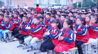 我的世界究极空岛1 你玩过这样的地图吗？只能吃蛆过日子游戏画面